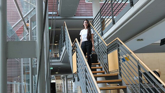 Brain City Boschafterin Anna Raysyan auf der Treppe des BAM