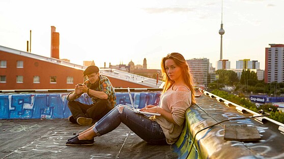 Zwei Studenten lernend über den Dächern Berlins.