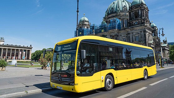 Electric bus in front of the Berliner Dom