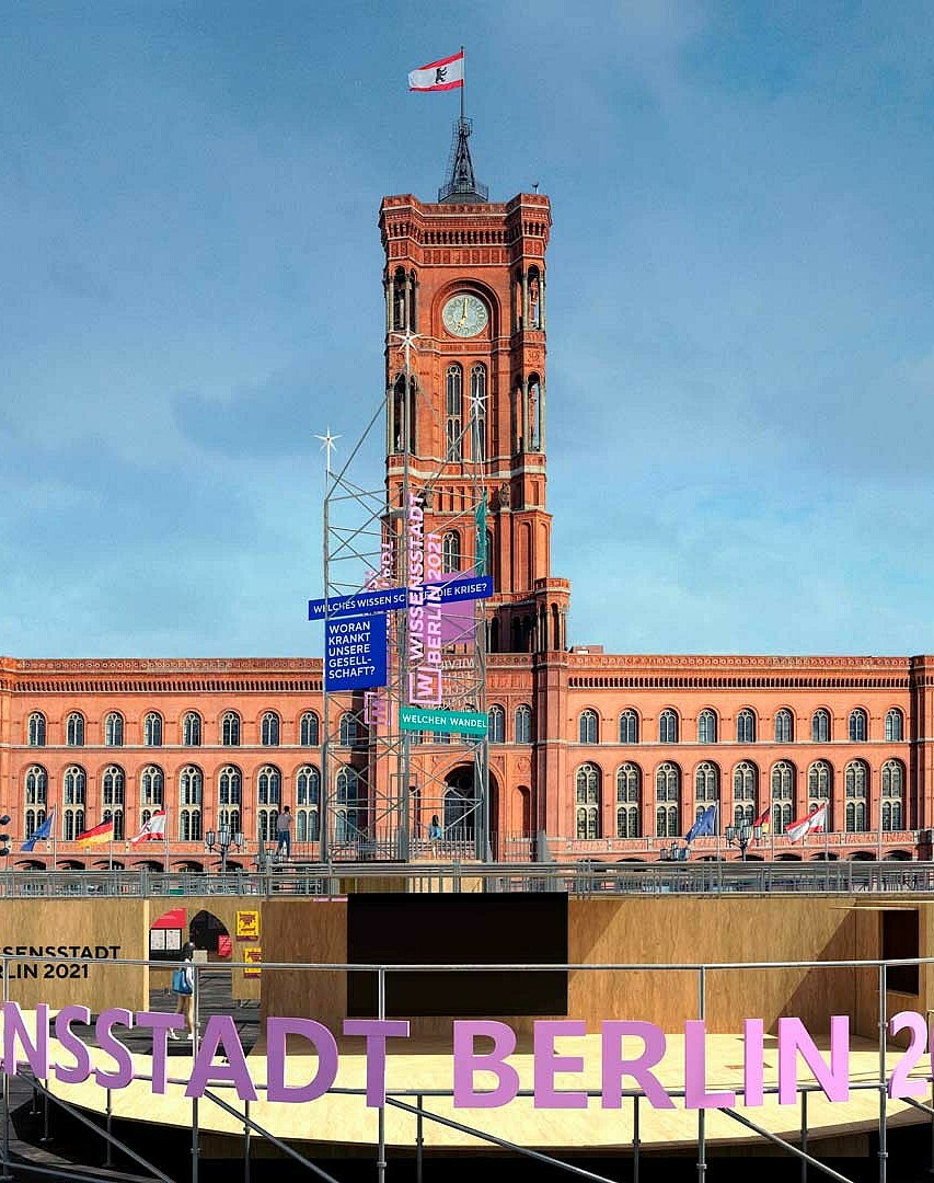 Rotes Rathaus mit Open-Air-Ausstellung "Wissensstadt Berlin 2021" im Vordergrund