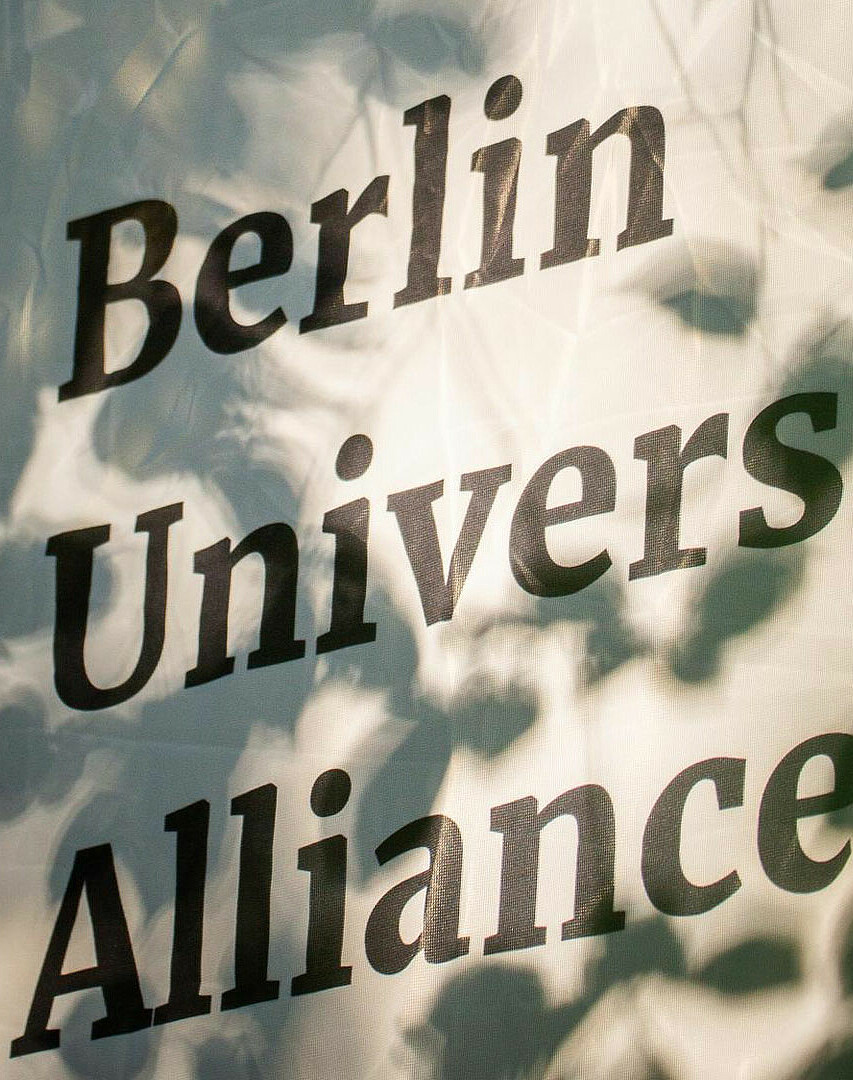 Das BUA-Logo auf einem Plakat, Brain City Berlin