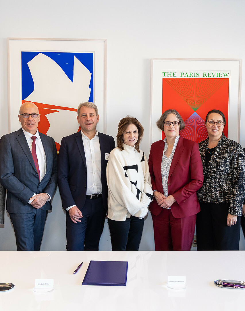 Präsidiumsmitglieder und Mitarbeitende von HU und NYU bei der Vertragsunterzeichnung in New York. Bildnachweis: © Samuel Stuart Hollenshead / NYU Photo Bureau 