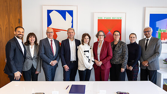 Präsidiumsmitglieder und Mitarbeitende von HU und NYU bei der Vertragsunterzeichnung in New York. Bildnachweis: © Samuel Stuart Hollenshead / NYU Photo Bureau 