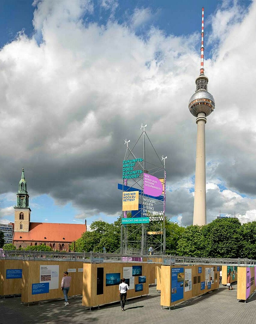 Open-Air-Ausstellung "Wissensstadt Berlin 2021" vor dem Roten Rathaus.
