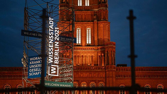 Leuchtschrift "Wissensstadt Berlin 2021" vor dem Roten Rathaus