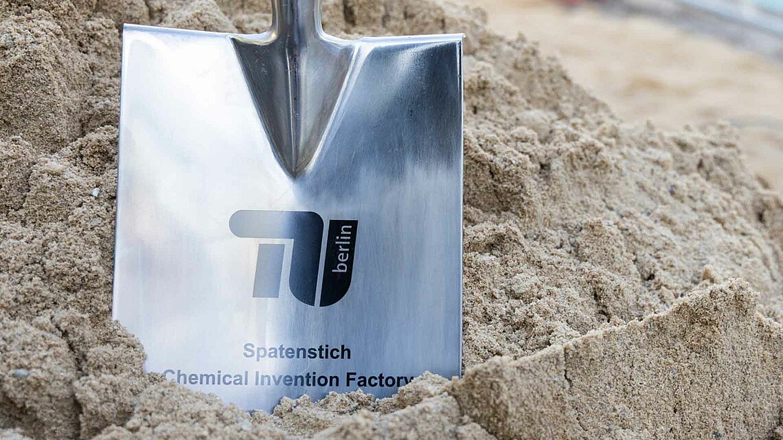 Spade with logo of TU Berlin, CIF