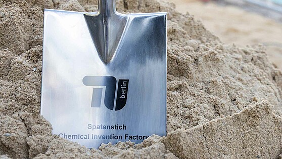 Spaten mit Logo der TU Berlin, CIF