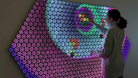Frau vor der interaktiven Lichtwand "Quantum jungle", Brain City Berlin