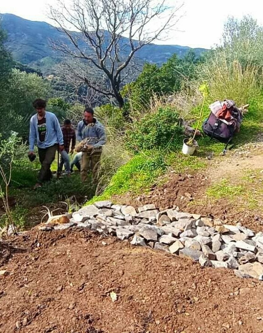 Mit steinbewehrten Entwässerungskanälen lässt sich Erosion mit minimalen Kosten bekämpfen. © Terrartives, Crete, Greece