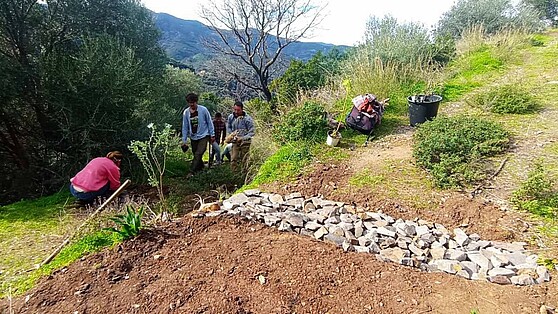 Mit steinbewehrten Entwässerungskanälen lässt sich Erosion mit minimalen Kosten bekämpfen. © Terrartives, Crete, Greece