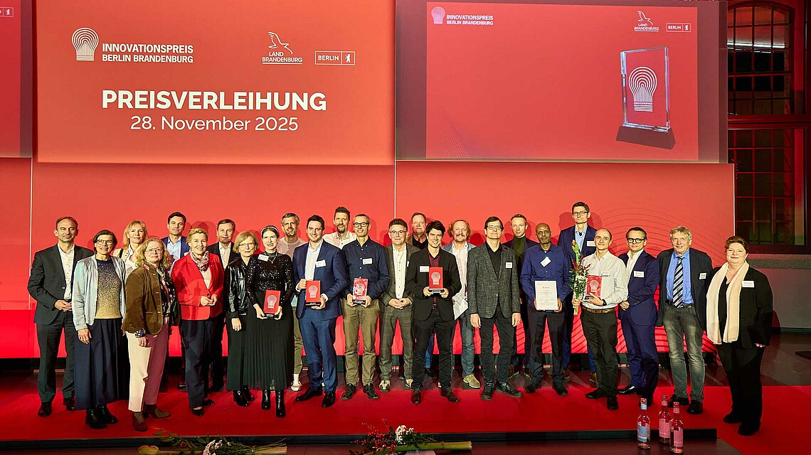 The winners of the Berlin Brandenburg Innovation Award 2025 on stage at the award ceremony at TH Wildau, Brain City Berlin.