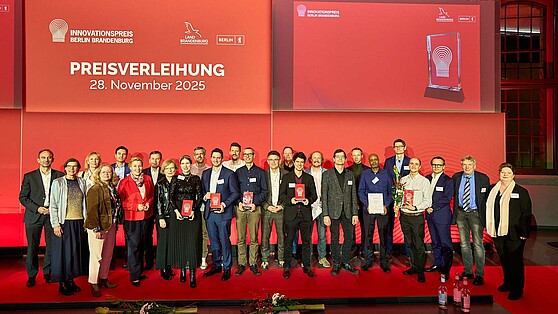 Die Preisträgerinnen und Preisträger des Innovationspreises Berlin Brandenburg 2025 auf der Bühne anlässlich der Preisverleihung in der TH Wildau, Brain City Berlin