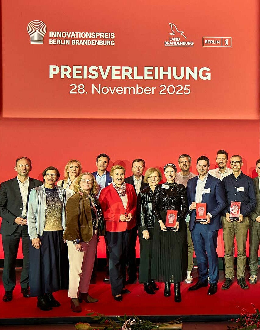 Die Preisträgerinnen und Preisträger des Innovationspreises Berlin Brandenburg 2025 auf der Bühne anlässlich der Preisverleihung in der TH Wildau, Brain City Berlin