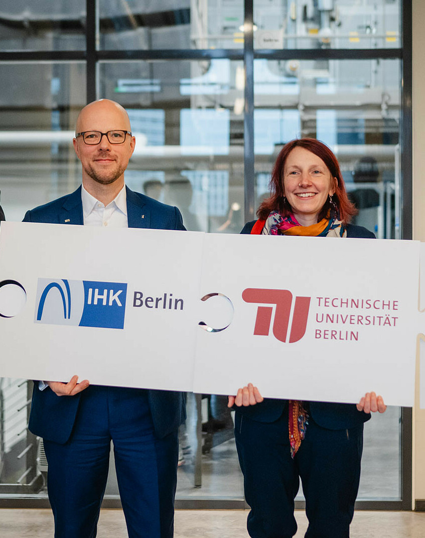 State Secretary for Science Dr. Henry Marx, IHK President Sebastian Stietzel, TU President Prof. Dr. Geraldine Rauch and State Secretary for Economic Affairs Michael Biel (from left to right).