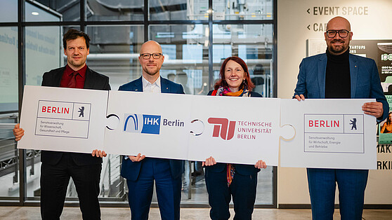 State Secretary for Science Dr. Henry Marx, IHK President Sebastian Stietzel, TU President Prof. Dr. Geraldine Rauch and State Secretary for Economic Affairs Michael Biel (from left to right).