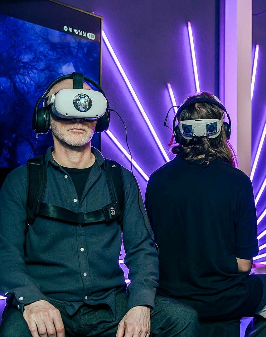 Besucherinnen des #ai_berlin Hubs mit VR-Brillen, Brain City Berlin