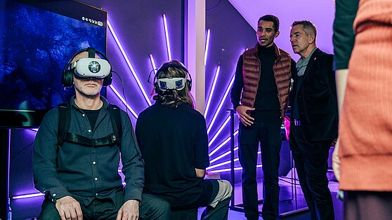 Besucherinnen des #ai_berlin Hubs mit VR-Brillen, Brain City Berlin