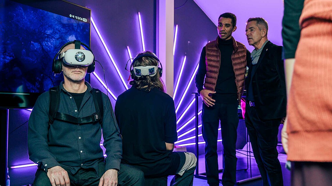 Besucherinnen des #ai_berlin Hubs mit VR-Brillen, Brain City Berlin