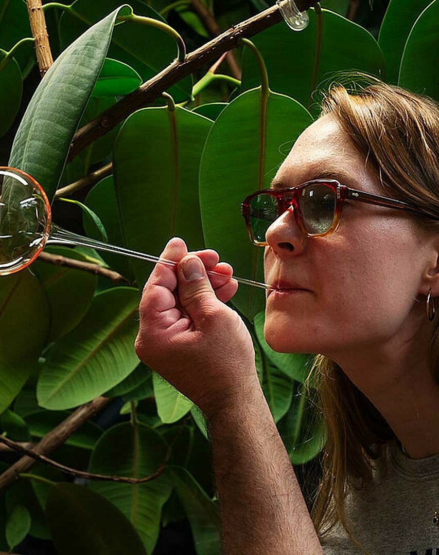 Frau experimentiert mit Glaskolben auf der LNDW 2024, Brain City Berlin