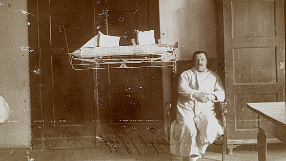 Patient A. R., aka „Ingenieur von Tarden“ mit dem Modell seines Segelluftschiffs.
