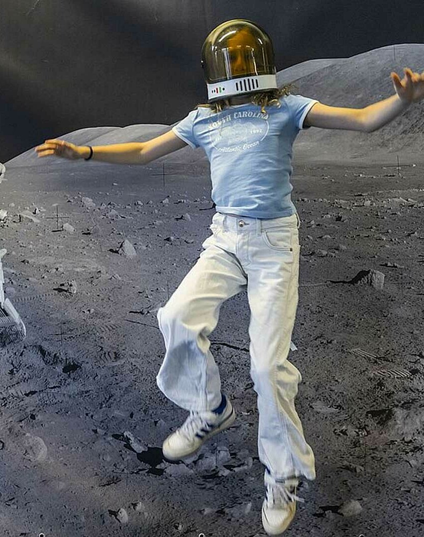 Junge simuliert Mondlandung auf der LNDW 2023. 