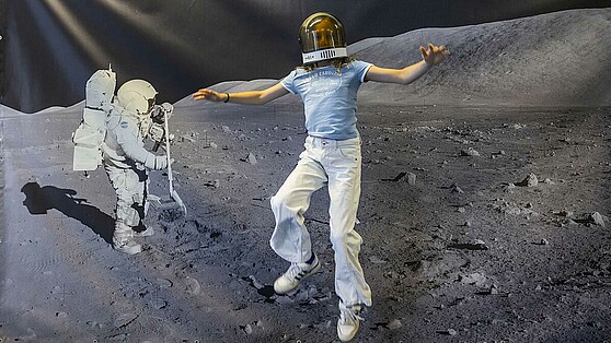 Junge simuliert Mondlandung auf der LNDW 2023. 