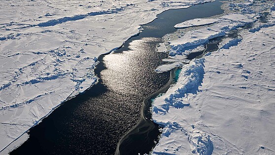 Das Ewige Eis schmilzt: Eisrinne im nördlichen Polarmeer.