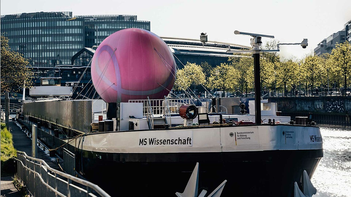 MS Wissenschaft anchoring in Berlin-Mitte, Brain City Berlin