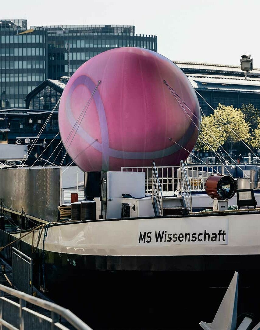 MS Wissenschaft anchoring in Berlin-Mitte, Brain City Berlin