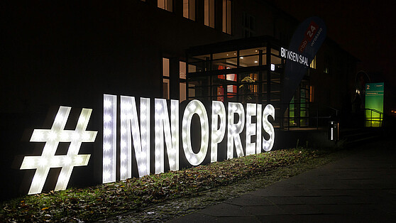 Schriftzug #innoBB in Leuchtbuchstaben.