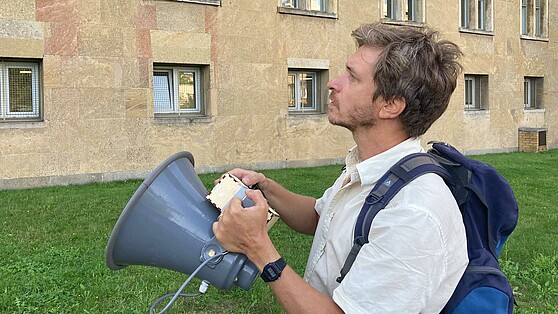 Sound artist Hannes Hoelzl with the SomBat, which was developed by him.