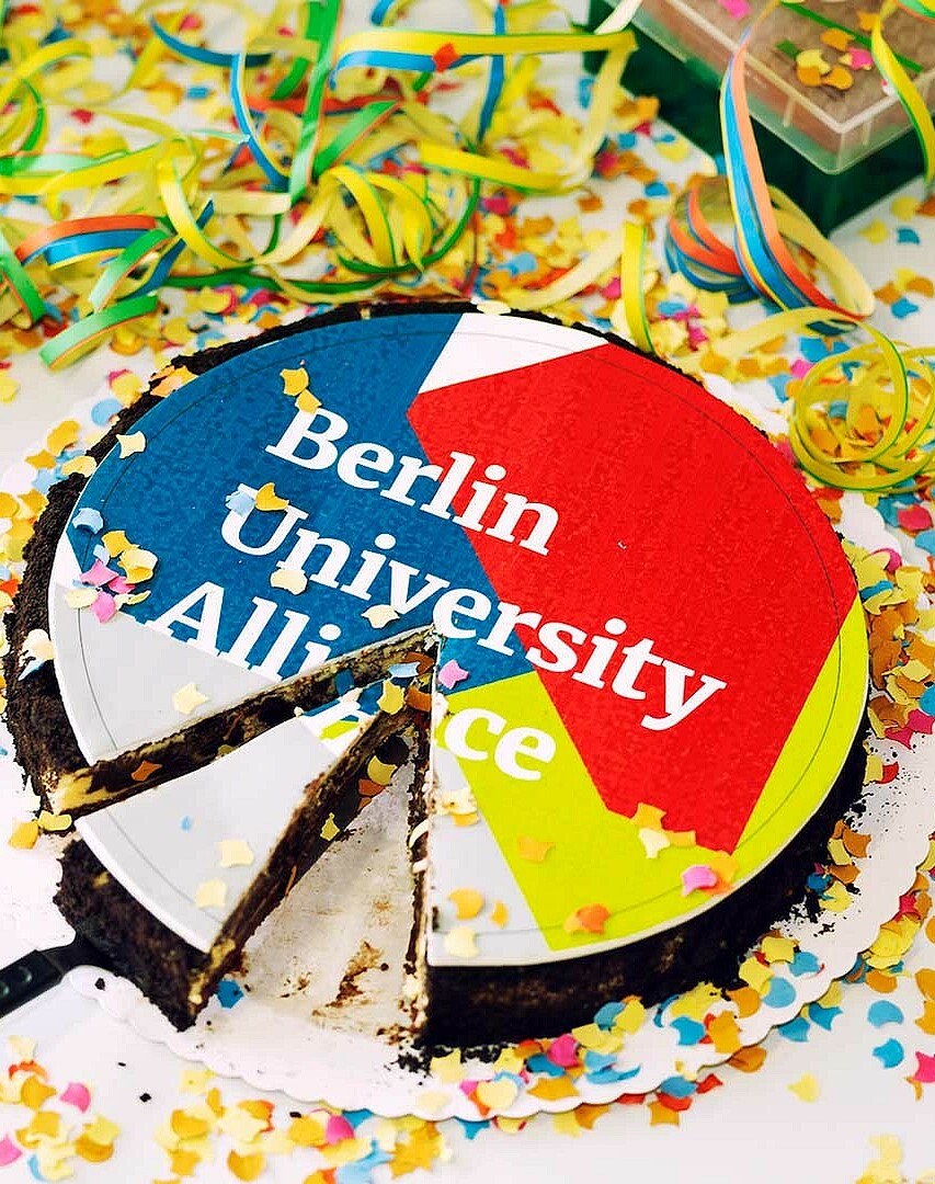 Angeschnittene Torte mit Schriftzug "Berlin University Alliance"; Brain City Berlin