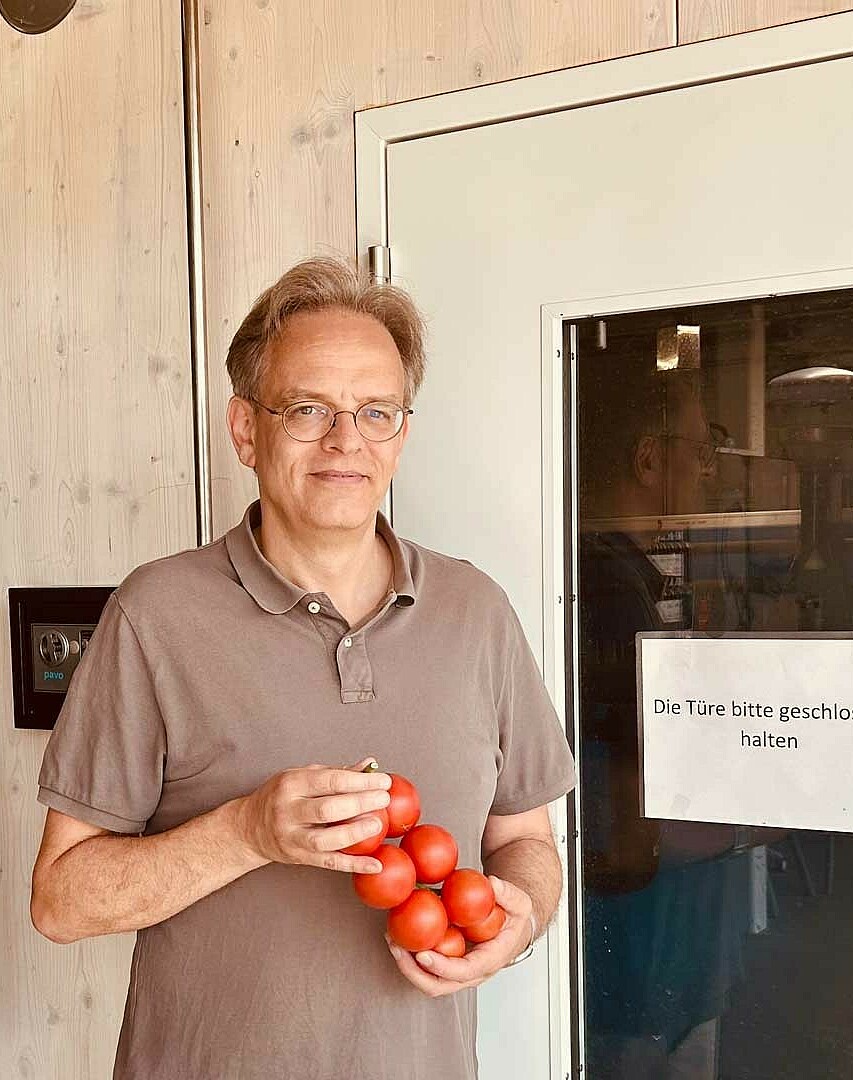 Prof. Dr. Dr. Christian Ulrichs vor der Tür des FishCubes des Projekts CUBES Circle, Brain City Berlin