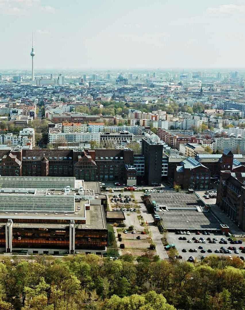 Luftansicht des Technologie-Parks Humboldthain. Links vorn - das Gelände der ehemaligen Nixdorf-Computerfabrik. 