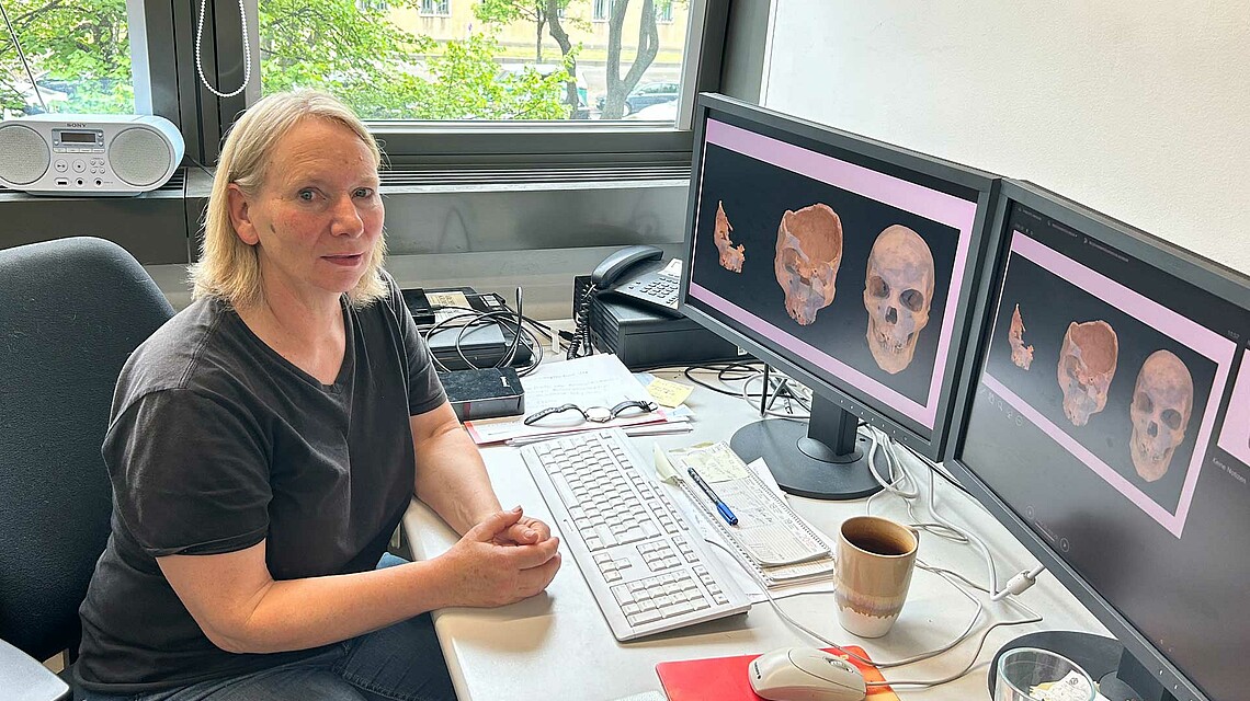 [Translate to en:] Hilja Hoevenberg an ihrem Schreibtisch im Kriminaltechnischen Institut. 